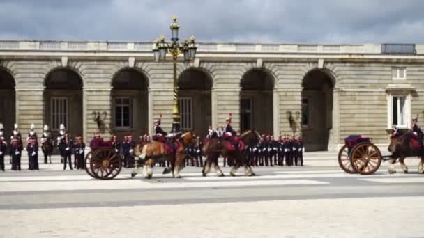 Madrid Španělsko 2018 Slavnostní Ceremoniál Přestavby Stráže Královském Paláci Madridu — Stock video