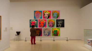 CaixaForum Madrid 'e gelen ziyaretçiler Andy Warhol 