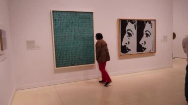CaixaForum Madrid 'e gelen ziyaretçiler Andy Warhol 