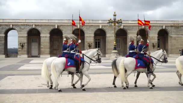 Madrid Hiszpania Kwiecień 2018 Uroczysta Zmiana Warty Pałacu Królewskim Madrycie — Wideo stockowe