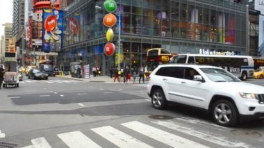 NEW YORK, ABD - 9 Nisan 2014 'te New York, ABD' de New York sokaklarında bilinmeyen insanlar