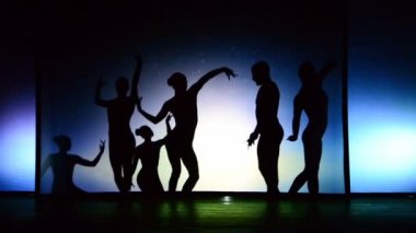 BERDYANSK, UKRAINE - 30 EKİM: mum ve kız. Piyanist kuyruklu piyano çalar. 30 Ekim 2016 'da Ukrayna' nın Berdyansk kentinde arka planda beyaz perdenin önündeki gölgeler tiyatrosunun performansı