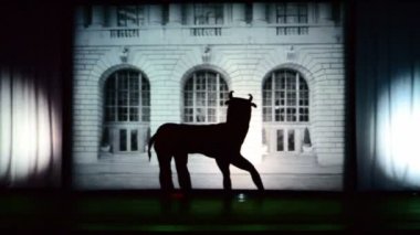 BERDYANSK, UKRAINE - 30 EKİM: New York Şehri. 30 Ekim 2016 'da Ukrayna' nın Berdyansk kentinde arka planda beyaz perdenin önündeki gölgeler tiyatrosunun performansı