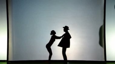 BERDYANSK, UKRAINE - 30 Ekim: sette yönetmen ve kameraman. 30 Ekim 2016 'da Ukrayna' nın Berdyansk kentinde arka planda beyaz perdenin önündeki gölgeler tiyatrosunun performansı
