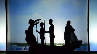 BERDYANSK, UKRAINE - 30 Ekim: Kiev, Ukrayna 'nın kurucuları anıtı. 30 Ekim 2016 'da Ukrayna' nın Berdyansk kentinde arka planda beyaz perdenin önündeki gölgeler tiyatrosunun performansı