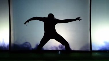 BERDYANSK, UKRAINE - 30 EKİM: kuklacı insanları manipüle ediyor. 30 Ekim 2016 'da Ukrayna' nın Berdyansk kentinde arka planda beyaz perdenin önündeki gölgeler tiyatrosunun performansı