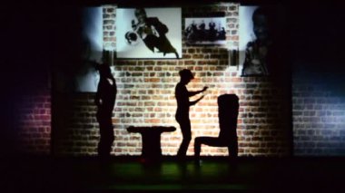 BERDYANSK, UKRAINE - 30 EKİM: kafe ve kahve. 30 Ekim 2016 'da Ukrayna' nın Berdyansk kentinde arka planda beyaz perdenin önündeki gölgeler tiyatrosunun performansı