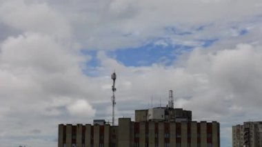 Evin çatısındaki anten 5G. Zaman aşımının çekimi.