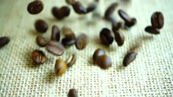 咖啡豆倒在麻袋上 慢动作 — 图库视频影像