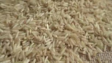 Çuvala pirinç dök. Yavaş çekim.