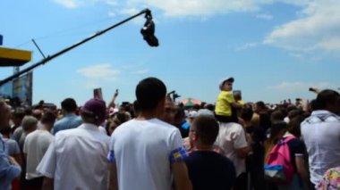 Meydanda bir sürü insan var. 