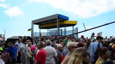 Meydanda bir sürü insan var. 