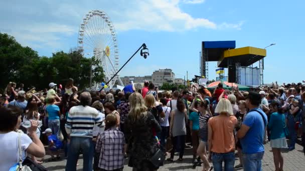 Πλήθος Ανθρώπων Στην Πλατεία Προβολή Καραόκε Μαϊντάν Berdyansk Ουκρανία — Αρχείο Βίντεο