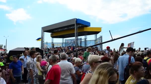 Πλήθος Ανθρώπων Στην Πλατεία Προβολή Καραόκε Μαϊντάν Berdyansk Ουκρανία — Αρχείο Βίντεο