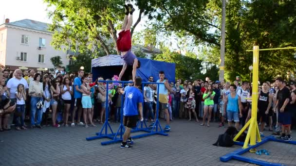 Mladí Pouliční Sportovci Vodorovných Tyčích Provádět Akrobatické Triky — Stock video