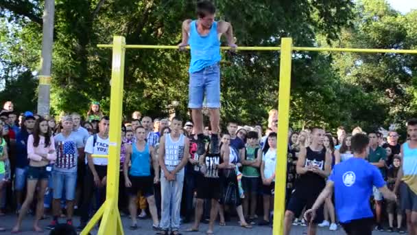 Young Street Athletes Horizontal Bars Carry Out Acrobatic Tricks — Stock Video