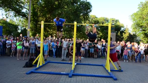 Jonge Straatatleten Horizontale Balken Voeren Acrobatische Trucs Uit — Stockvideo