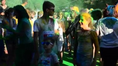 IVANO-FRANKIVSK, UKRAINE - 23 Temmuz: 300 metre mesafede renk akıyor. Katılımcılar 23 Temmuz 2016 'da İvano-Frankivsk' te çok renkli boyalarla boyandılar..