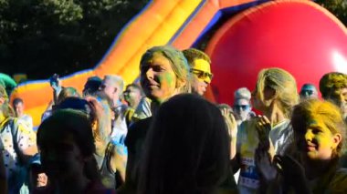 IVANO-FRANKIVSK, UKRAINE - 23 Temmuz: 300 metre mesafede renk akıyor. Katılımcılar 23 Temmuz 2016 'da İvano-Frankivsk' te çok renkli boyalarla boyandılar..