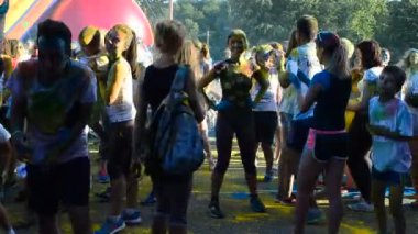 IVANO-FRANKIVSK, UKRAINE - 23 Temmuz: 300 metre mesafede renk akıyor. Katılımcılar 23 Temmuz 2016 'da İvano-Frankivsk' te çok renkli boyalarla boyandılar..