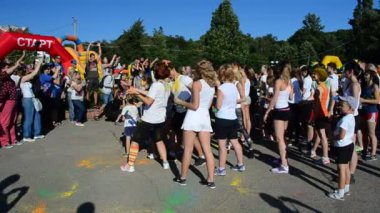 IVANO-FRANKIVSK, UKRAINE - 23 Temmuz: 300 metre mesafede renk akıyor. Katılımcılar 23 Temmuz 2016 'da İvano-Frankivsk' te çok renkli boyalarla boyandılar..