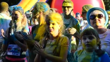 IVANO-FRANKIVSK, UKRAINE - 23 Temmuz: 300 metre mesafede renk akıyor. Katılımcılar 23 Temmuz 2016 'da İvano-Frankivsk' te çok renkli boyalarla boyandılar..