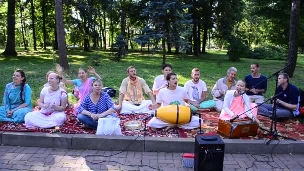 Ivano Frankivsk Ucrânia Julho Krishnaites Parque Cidade Cantam Canções Julho — Vídeo de Stock