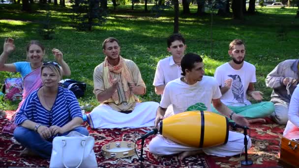 Ivano Frankivsk Ucrânia Julho Krishnaites Parque Cidade Cantam Canções Julho — Vídeo de Stock