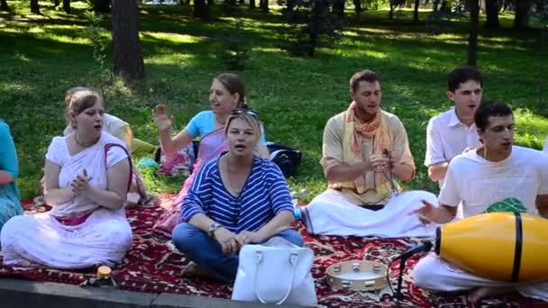 Ivano Frankivsk Ukraine Juli Krishnaites Stadtpark Singen Lieder Juli 2016 — Stockvideo