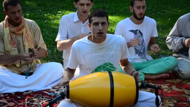 Ivano Frankivsk Ucraina Luglio Krishnaites Nel Parco Cittadino Canta Canzoni — Video Stock