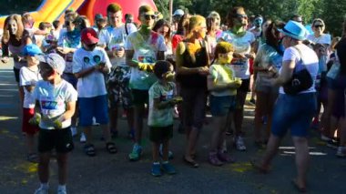 IVANO-FRANKIVSK, UKRAINE - 23 Temmuz: 300 metre mesafede renk akıyor. Katılımcılar 23 Temmuz 2016 'da İvano-Frankivsk' te çok renkli boyalarla boyandılar..