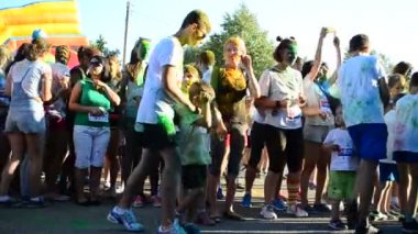 IVANO-FRANKIVSK, UKRAINE - 23 Temmuz: 300 metre mesafede renk akıyor. Katılımcılar 23 Temmuz 2016 'da İvano-Frankivsk' te çok renkli boyalarla boyandılar..
