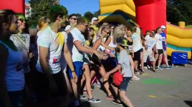 IVANO-FRANKIVSK, UKRAINE - 23 Temmuz: 300 metre mesafede renk akıyor. Katılımcılar 23 Temmuz 2016 'da İvano-Frankivsk' te çok renkli boyalarla boyandılar..