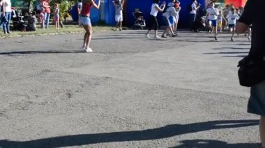 IVANO-FRANKIVSK, UKRAINE - 23 Temmuz: 300 metre mesafede renk akıyor. Katılımcılar 23 Temmuz 2016 'da İvano-Frankivsk' te çok renkli boyalarla boyandılar..