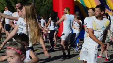 IVANO-FRANKIVSK, UKRAINE - 23 Temmuz: 300 metre mesafede renk akıyor. Katılımcılar 23 Temmuz 2016 'da İvano-Frankivsk' te çok renkli boyalarla boyandılar..