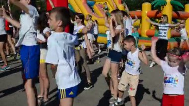 IVANO-FRANKIVSK, UKRAINE - 23 Temmuz: 300 metre mesafede renk akıyor. Katılımcılar 23 Temmuz 2016 'da İvano-Frankivsk' te çok renkli boyalarla boyandılar..