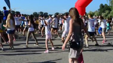 IVANO-FRANKIVSK, UKRAINE - 23 Temmuz: 300 metre mesafede renk akıyor. Katılımcılar 23 Temmuz 2016 'da İvano-Frankivsk' te çok renkli boyalarla boyandılar..