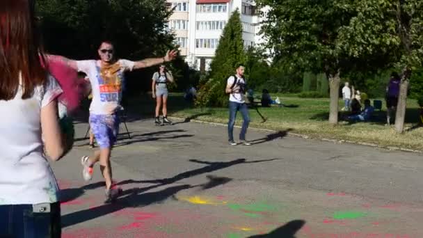 Ivano Frankivsk Ukraine July 颜色在300米的距离上运行 2016年7月23日 参与者在伊凡诺 弗兰科夫斯克被涂上了多种颜色的油漆 — 图库视频影像