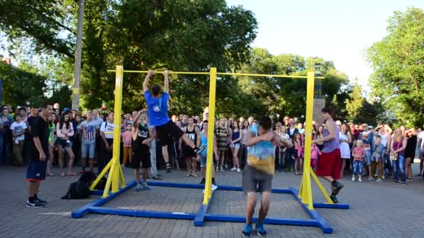 Junge Streetathleten Barren Zeigen Akrobatische Kunststücke — Stockvideo