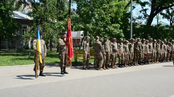 系统中的士兵Berdyansk纪念Zaporizhia地区城市日的公开声明 — 图库视频影像