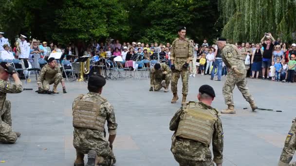 Ukrayna Daki Deniz Piyadelerinin Halka Açık Açıklamaları Silahla Gösteri Yapan — Stok video