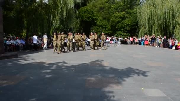 Openbare Verklaringen Van Mariniers Oekraïne Mariniers Met Demonstratieprestaties Met Wapen — Stockvideo