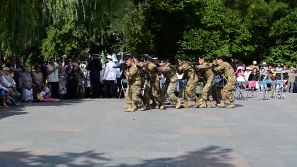Offentliga Uttalanden Marinsoldater Ukraina Marinsoldater Med Demonstrationer Med Vapen Offentliga — Stockvideo