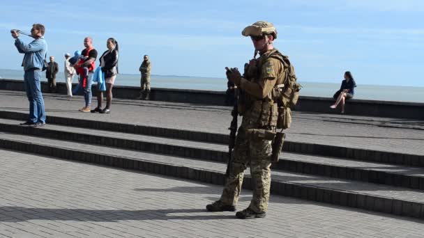 Askeri Teçhizat Silah Azov Alayının Kuruluş Yıldönümü Kutlamalarının Halka Açık — Stok video