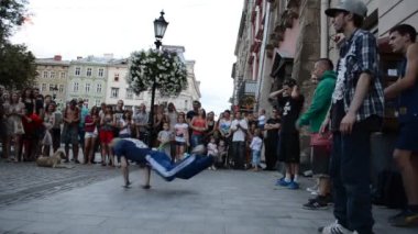 Sokak dansçıları break dans yapar. Eylem Lviv, Ukrayna 'da gerçekleşiyor.