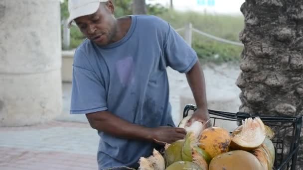 Hombre Limpia Coco Públicamente — Vídeo de stock