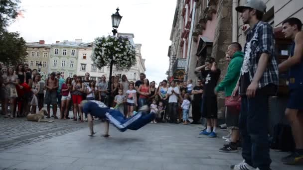 Dançarinos Rua Dançam Breakdance Ação Acontece Lviv Ucrânia — Vídeo de Stock