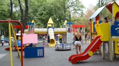 Çocuk parkındaki çocuk oyunu dizisi