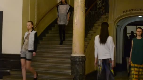 ウクライナのリヴィウでのファッションの週 Zhanna VolynetsとSergey Drachevのファッションデザイナー — ストック動画