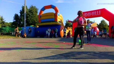 IVANO-FRANKIVSK, UKRAINE - 23 Temmuz: 300 metre mesafede renk akıyor. Katılımcılar 23 Temmuz 2016 'da İvano-Frankivsk' te çok renkli boyalarla boyandılar..